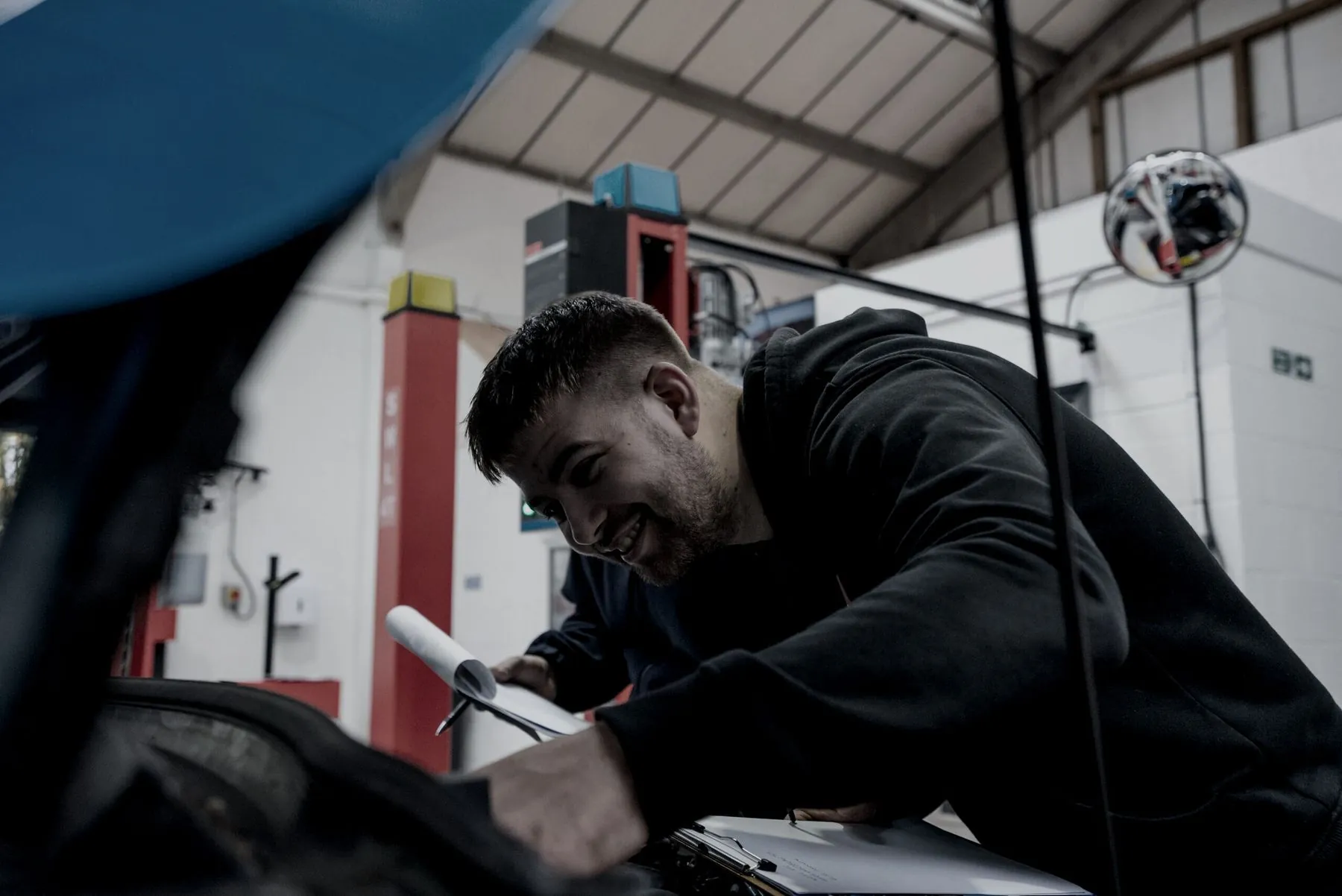 MOT Expert learner inspecting a vehicle